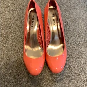 Worn once peach madden girl GETTA heals!